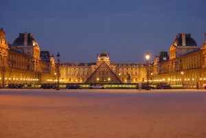Louvre at night centered.jpg